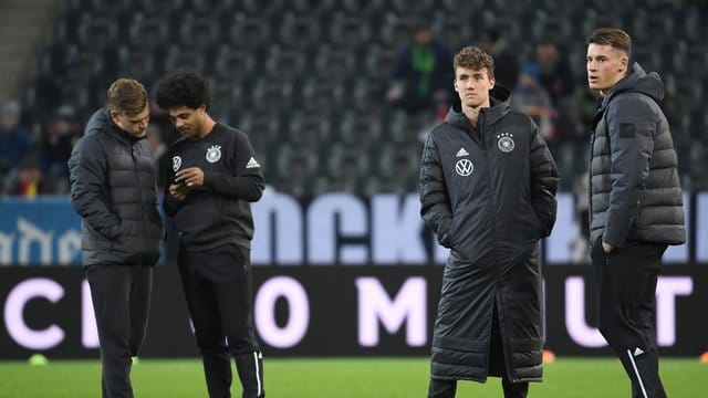 Die deutschen Nationalspieler stehen vor dem Spiel gegen Weißrussland über das Spielfeld. Die deutschen Nationalspieler stehen vor dem Spiel gegen Weißrussland über das Spielfeld.