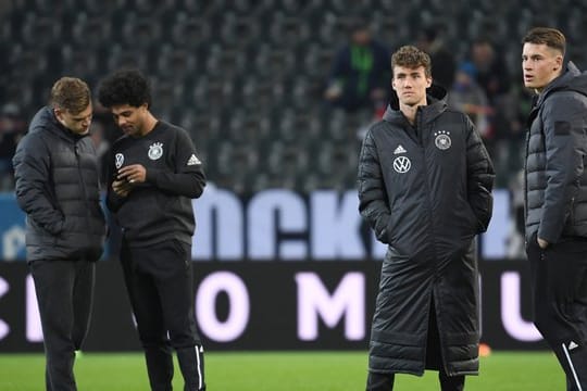 Die deutschen Nationalspieler stehen vor dem Spiel gegen Weißrussland über das Spielfeld.
