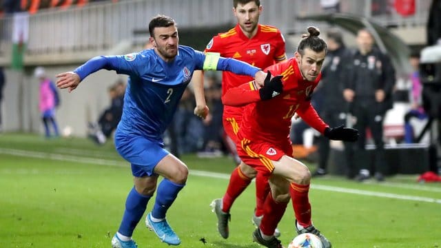 Der Waliser Gareth Bale (r) setzt sich mit dem Ball gegen Gara Garayev aus Aserbaidschan durch. Der Waliser Gareth Bale (r) setzt sich mit dem Ball gegen Gara Garayev aus Aserbaidschan durch.