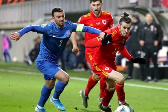 Der Waliser Gareth Bale (r) setzt sich mit dem Ball gegen Gara Garayev aus Aserbaidschan durch.