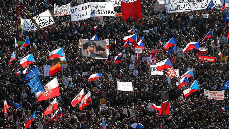 Massenprotest in Prag: Mehr als 200.000 Tschechen forderten am Samstag den Rücktritt von Ministerpräsident Andrej Babis.