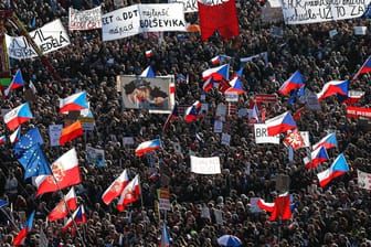 Massenprotest in Prag: Mehr als 200.000 Tschechen forderten am Samstag den Rücktritt von Ministerpräsident Andrej Babis.