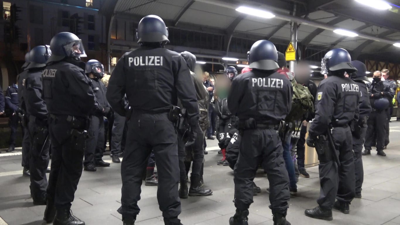 Polizisten umringen Personen am Hauptbahnhof Bonn: Dort hatte es nach einem rechtsextremen Aufmarsch in Remagen eine Massenschlägerei gegeben.