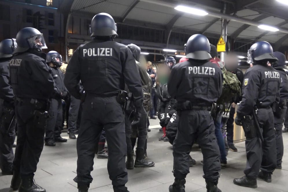 Polizisten umringen Personen am Hauptbahnhof Bonn: Dort hatte es nach einem rechtsextremen Aufmarsch in Remagen eine Massenschlägerei gegeben.