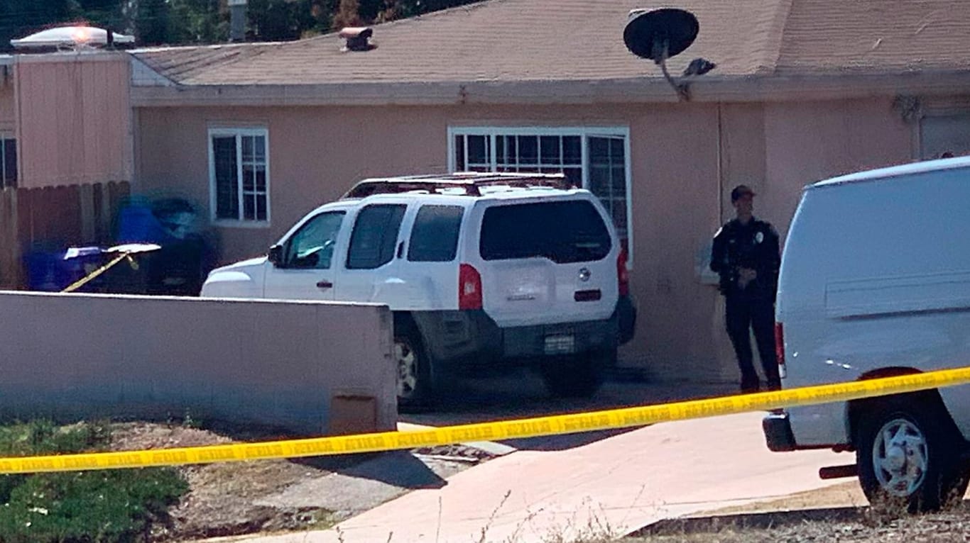 Polizist am Tatort in San Diego, Kalifornien: Ein Kind kam mit Verletzungen ins Krankenhaus.