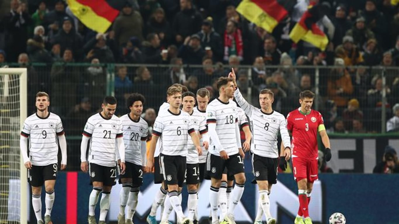 Torschütze Toni Kroos (M/8) feiert mit seinen Teamkollegen das 3:0 gegen Weißrussland.