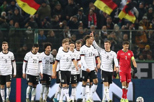 Torschütze Toni Kroos (M/8) feiert mit seinen Teamkollegen das 3:0 gegen Weißrussland.