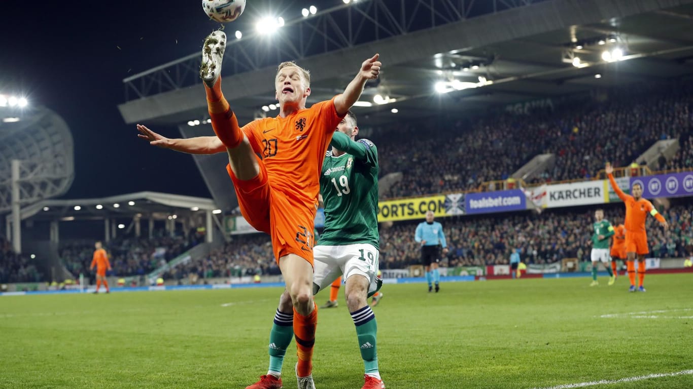 Wenig überzeugende Niederländer: Donny van de Beek (vo.) und seine Teamkollegen taten sich gegen Nordirland schwer.