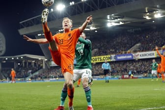 Wenig überzeugende Niederländer: Donny van de Beek (vo.) und seine Teamkollegen taten sich gegen Nordirland schwer.
