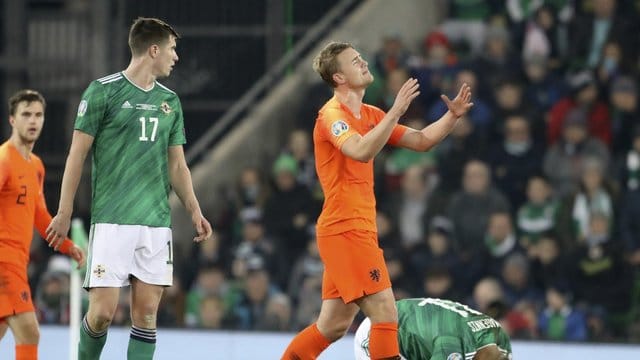 Der Niederländer Matthijs de Ligt (M) aus den Niederlanden hadert mit einer vergebenen Chance. Der Niederländer Matthijs de Ligt (M) aus den Niederlanden hadert mit einer vergebenen Chance.