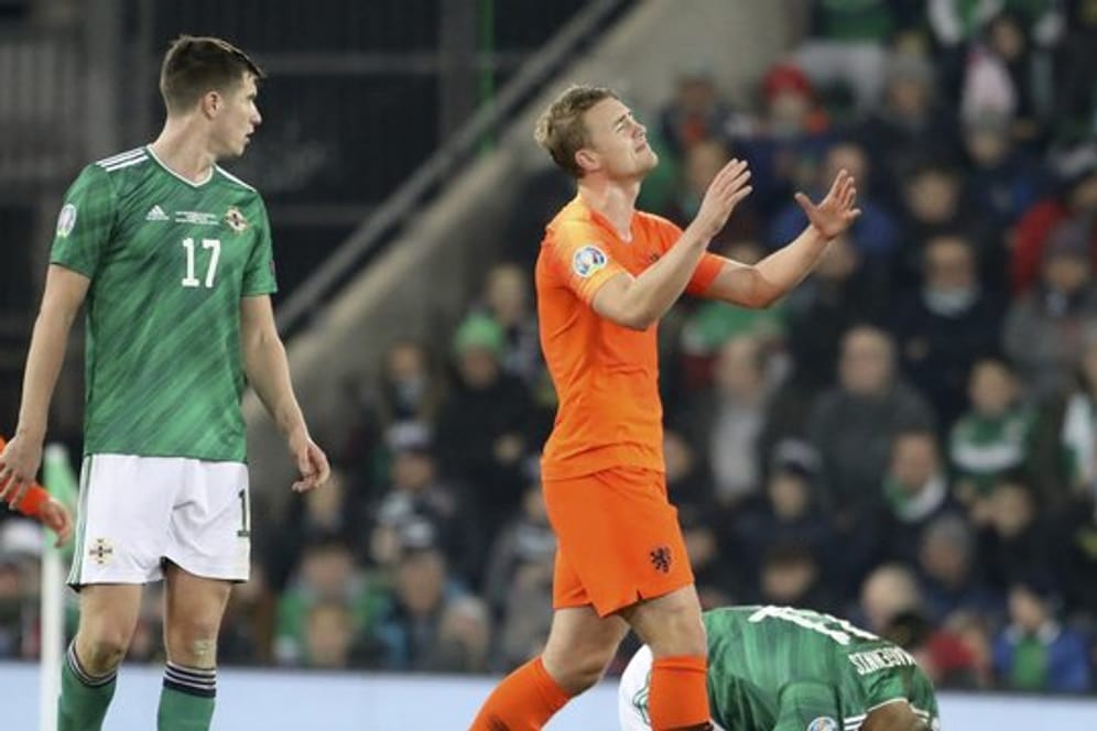 Der Niederländer Matthijs de Ligt (M) aus den Niederlanden hadert mit einer vergebenen Chance.