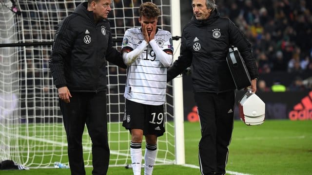 Luca Waldschmidt (M) wird nach einem Zusammenstoss mit Weißrusslands Torwart Gutor verletzt vom Platz geführt. Luca Waldschmidt (M) wird nach einem Zusammenstoss mit Weißrusslands Torwart Gutor verletzt vom Platz geführt.