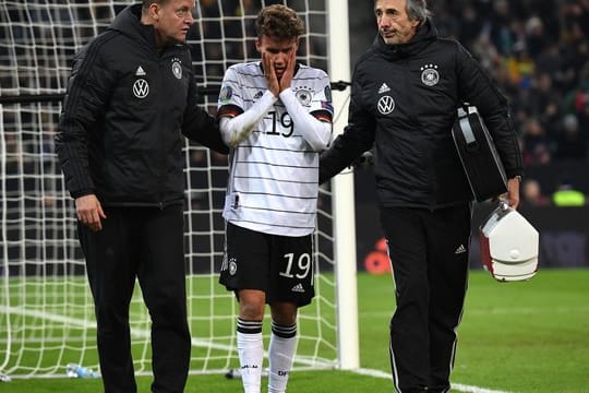 Luca Waldschmidt (M) wird nach einem Zusammenstoss mit Weißrusslands Torwart Gutor verletzt vom Platz geführt.