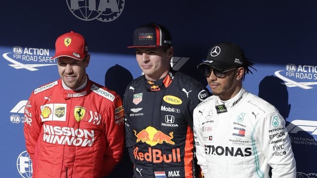 Max Verstappen (M) startet von der Pole Position aus, vor Sebastian Vettel und Lewis Hamilton.