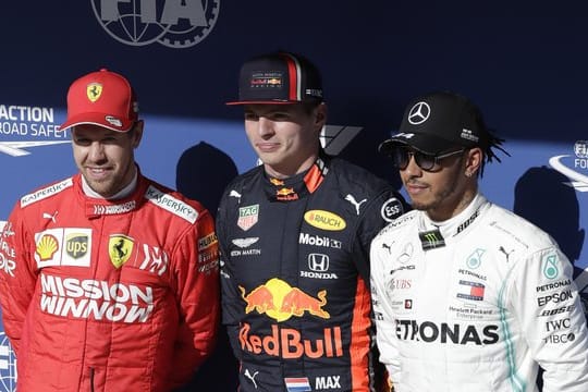 Max Verstappen (M) startet von der Pole Position aus, vor Sebastian Vettel und Lewis Hamilton.