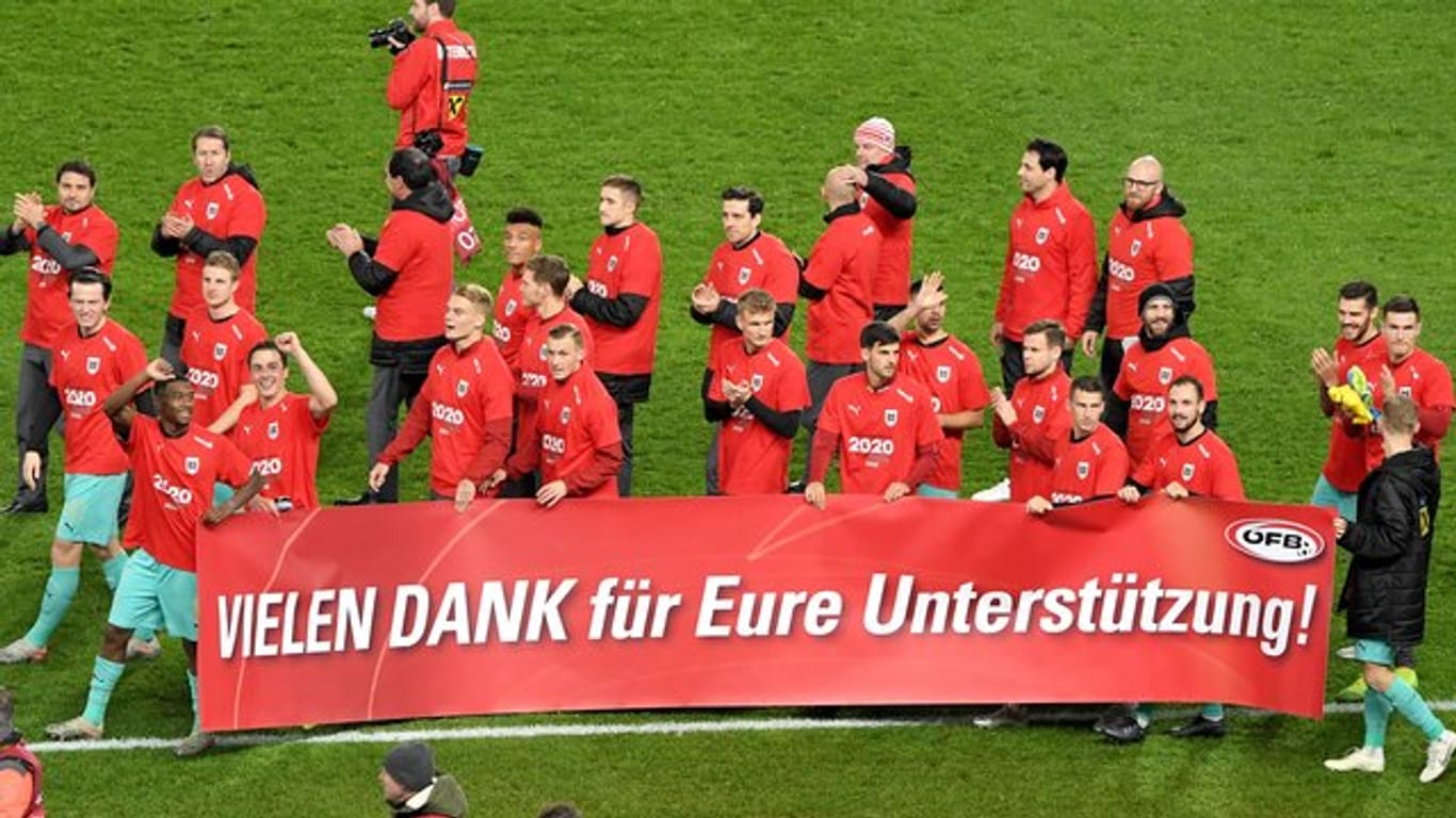 Die Österreicher feiern die EM-Qualifikation nach Ende des Spieles und bedanken sich bei den Fans.