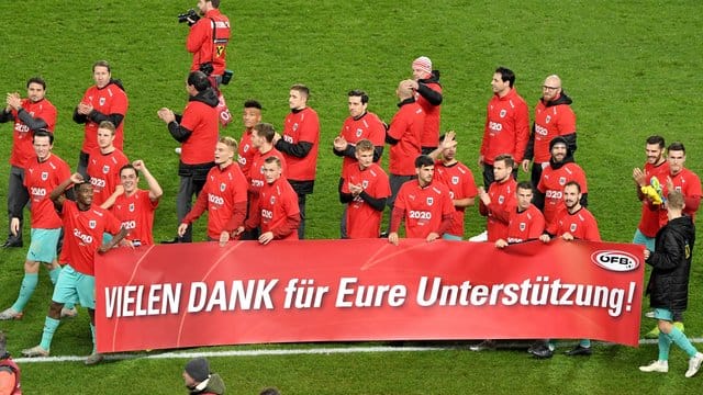 Die Österreicher feiern die EM-Qualifikation nach Ende des Spieles und bedanken sich bei den Fans. Die Österreicher feiern die EM-Qualifikation nach Ende des Spieles und bedanken sich bei den Fans.