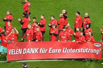 Die Österreicher feiern die EM-Qualifikation nach Ende des Spieles und bedanken sich bei den Fans.