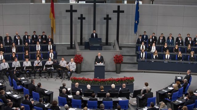 Wolfgang Schneiderhan, Prädident des Volksbundes Deutsche Kriegsgräberfürsorge, spricht bei der zentralen Gedenkfeier zum Volkstrauertag im Bundestag.