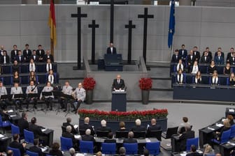 Wolfgang Schneiderhan, Prädident des Volksbundes Deutsche Kriegsgräberfürsorge, spricht bei der zentralen Gedenkfeier zum Volkstrauertag im Bundestag.