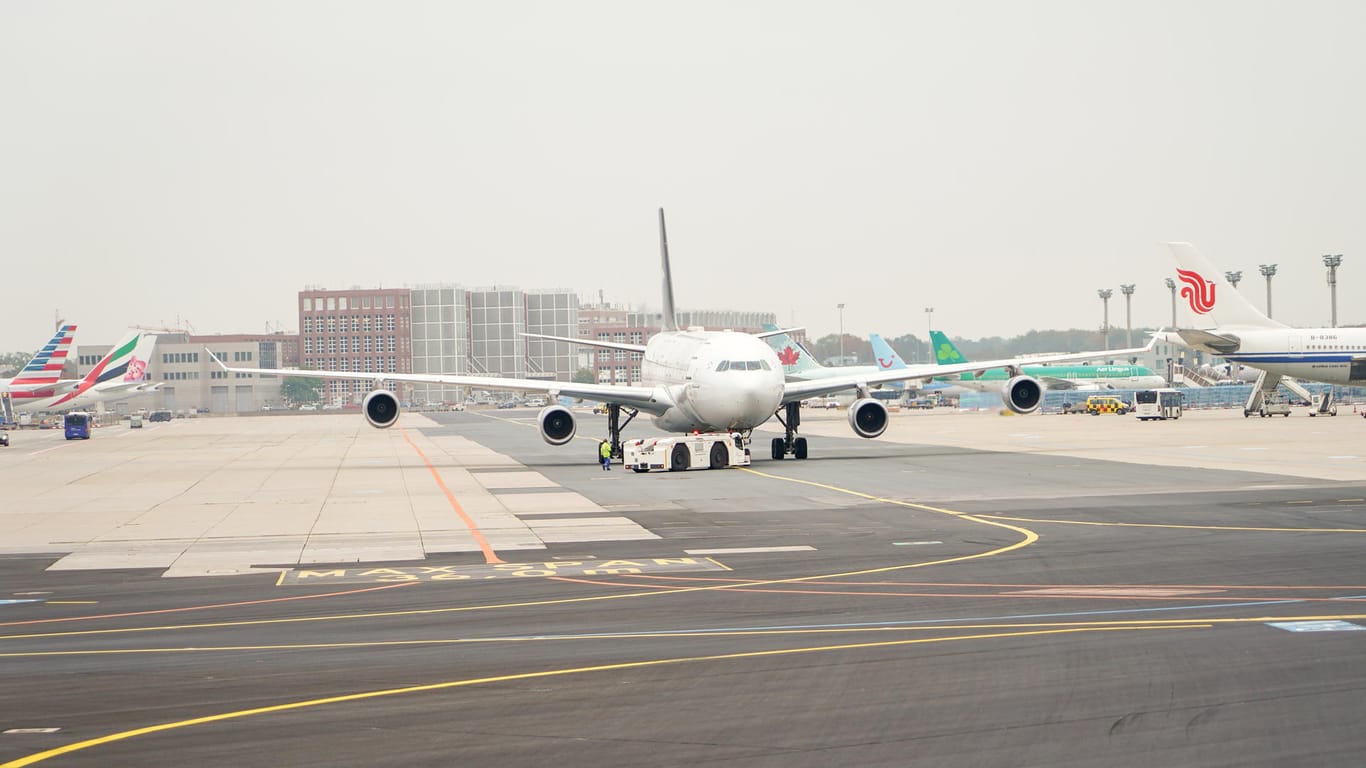 Flugverkehr am Flughafen Frankfurt (Symbolbild): Auf dem Rollfeld sind zwei Flugzeuge zusammengestoßen.