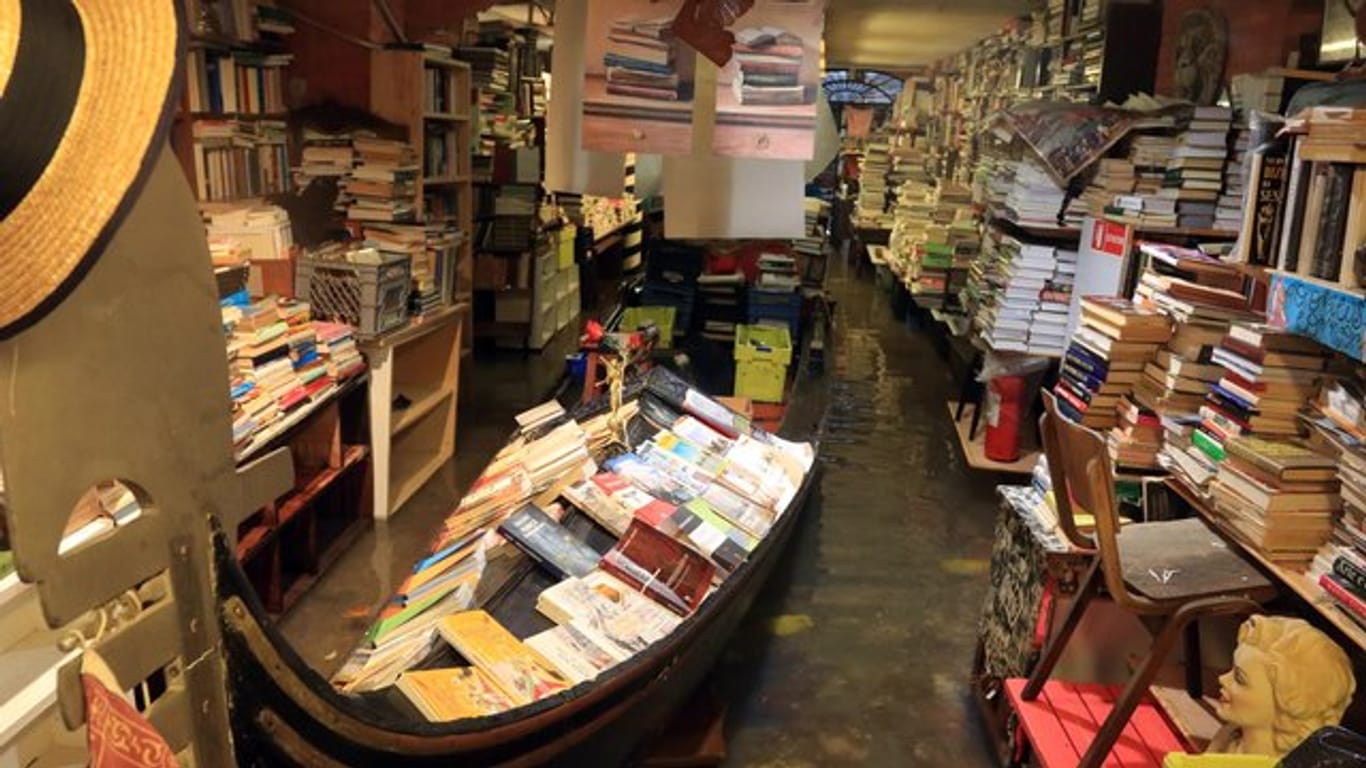 Hochwasser steht in der renommierten venezianischen Buchhandlung "Acqua Alta" (Hochwasser).