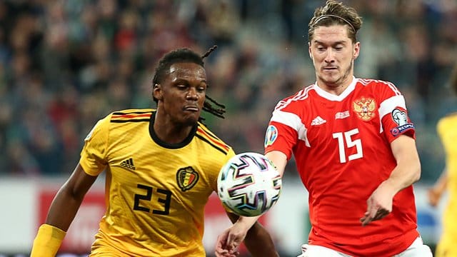 Der Belgier Dedryck Boyata (l) spielte nach der Pause zunächst mit dem falschen Trikot.