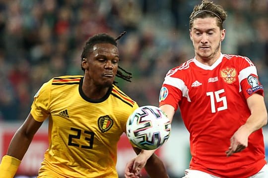 Der Belgier Dedryck Boyata (l) spielte nach der Pause zunächst mit dem falschen Trikot.