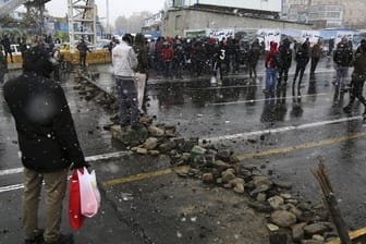 Eine Straße in Teheran wird von Demonstranten blockiert, nachdem die Behörden die Benzinpreise erhöht haben.