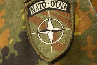 Ärmelabzeichen mit dem Symbol der Nato.