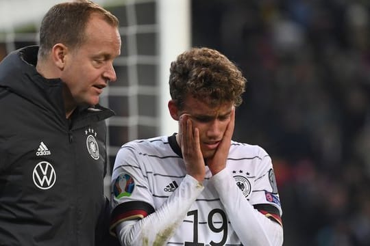 Luca Waldschmidt (r) fällt länger aus.