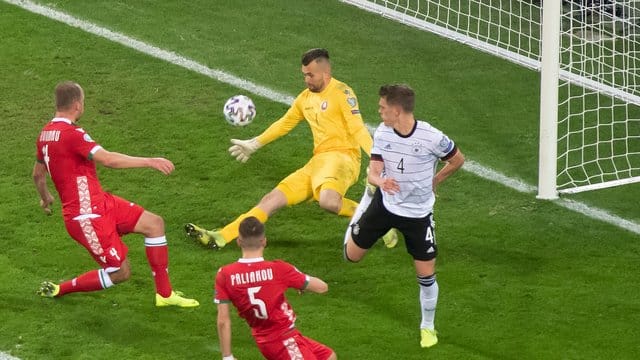 Matthias Ginter (r) erzielte mit der Hacke den Führungstreffer.