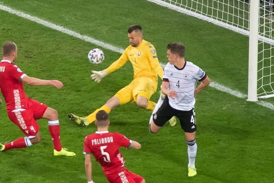 Matthias Ginter (r) erzielte mit der Hacke den Führungstreffer.