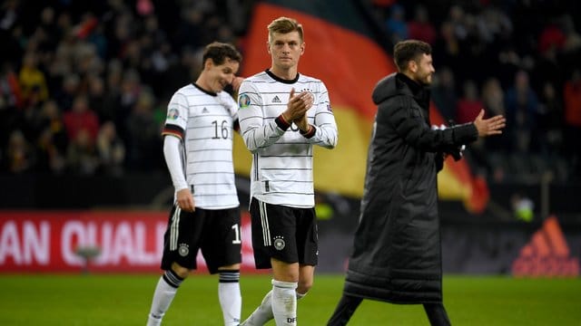 Toni Kroos (M) ist der Stabilisator im DFB-Mittelfeld.