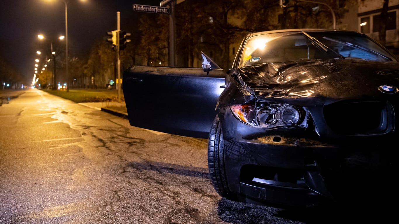 Der beschädigte PKW auf der Fürstenrieder Straße: Zwei Jugendliche waren von diesem Auto angefahren und verletzt worden.