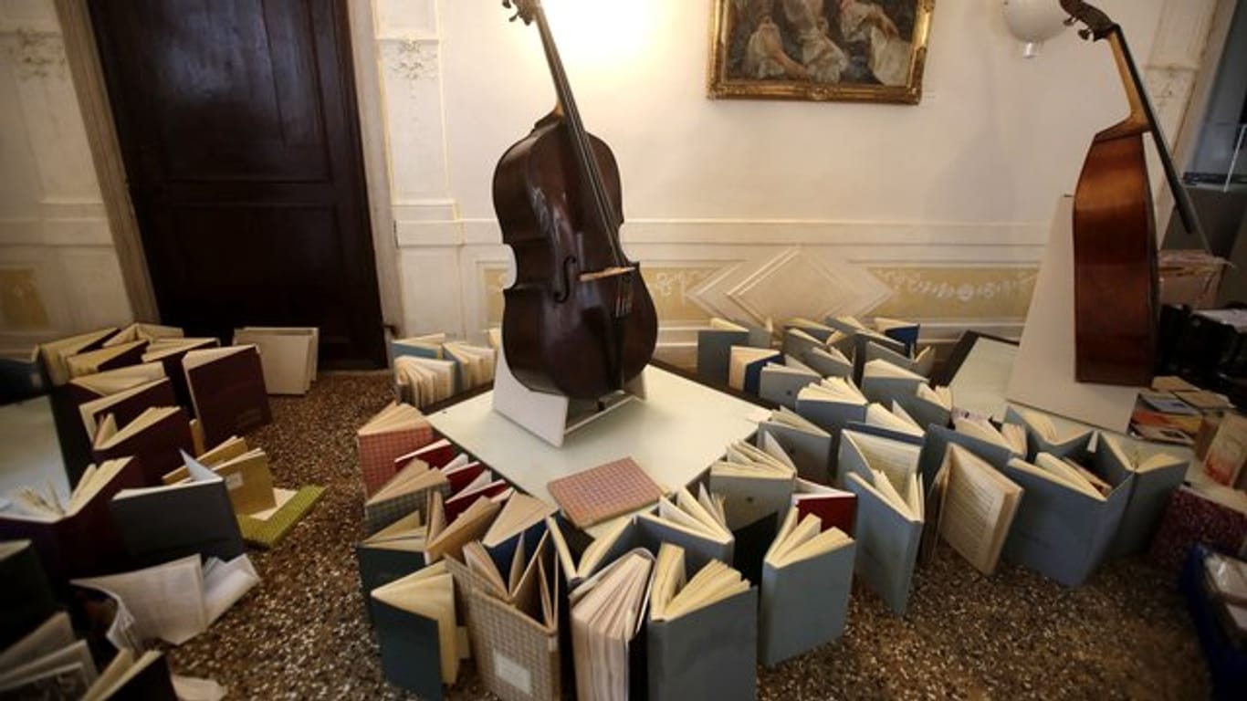 Musikinstrumente stehen im Konservatorium der Stadt Venedig auf einer aus Musikbüchern gebauten Empore, um vor Wasser geschützt zu werden.