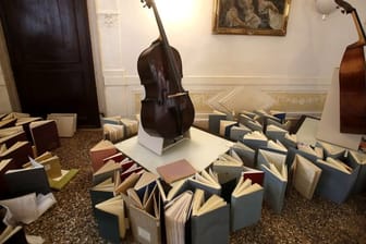 Musikinstrumente stehen im Konservatorium der Stadt Venedig auf einer aus Musikbüchern gebauten Empore, um vor Wasser geschützt zu werden.