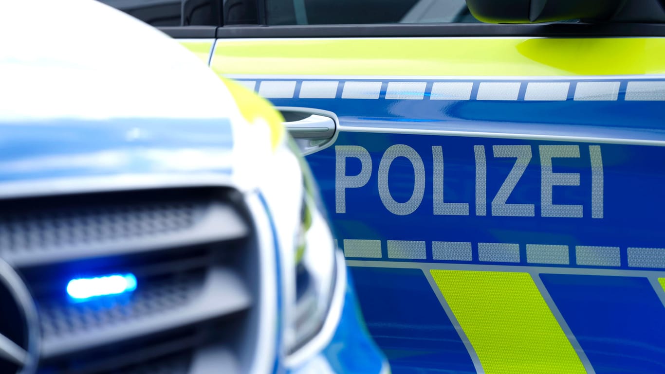 Streifenwagen der Polizei im Einsatz: In Düsseldorf ermittelt die Staatsanwaltschaft wegen eines Anfangsverdachts auf Kindesmissbrauch. (Symbolbild)