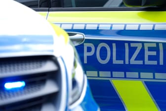 Streifenwagen der Polizei im Einsatz: In Düsseldorf ermittelt die Staatsanwaltschaft wegen eines Anfangsverdachts auf Kindesmissbrauch. (Symbolbild)