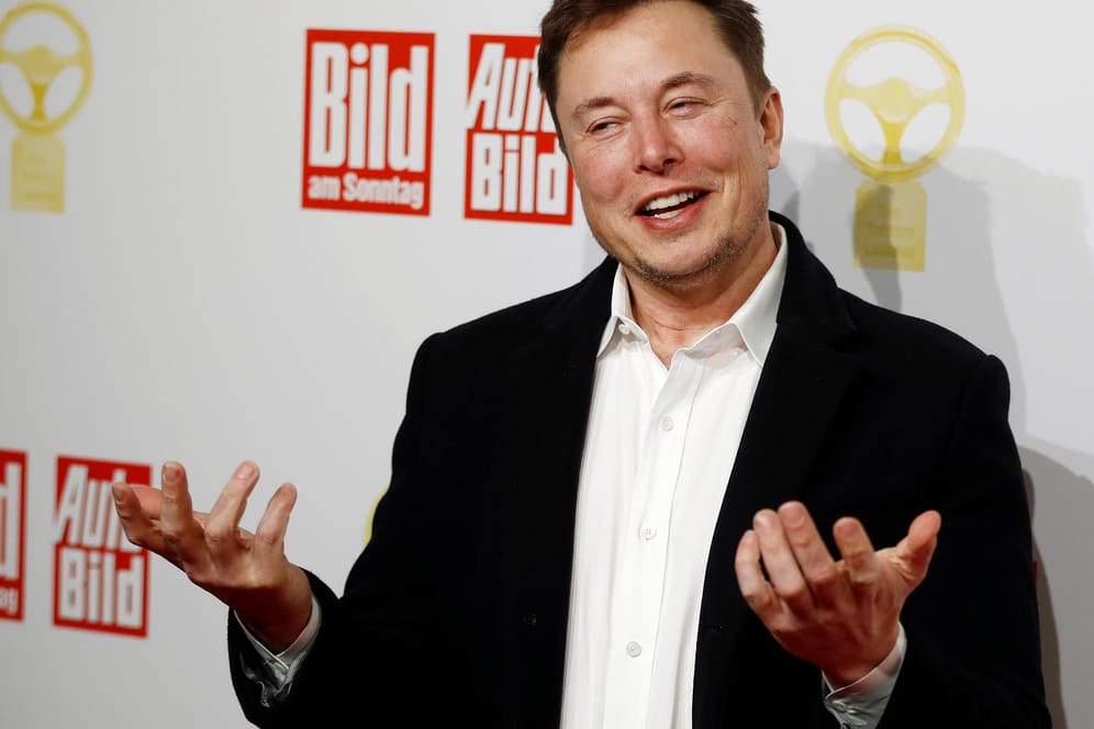 Tesla CEO Elon Musk bei der Verleihung des "Goldenen Lenkrads": In einer ersten Stufe sind der Brandenburger Landesregierung zufolge in Grünheide (Kreis Oder-Spree) über 3.000 Arbeitsplätze geplant, bis zu 8.000 könnten es nach einem Ausbau werden.