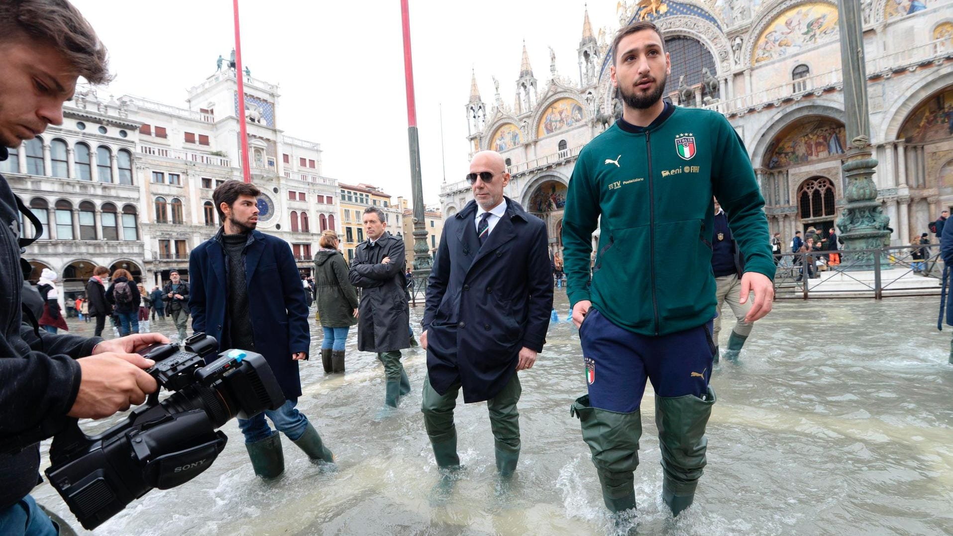 Gianluigi Donnarumma (r), Fußballtorwart von Italien: In Venedig wollte er die Betroffenen unterstützen.