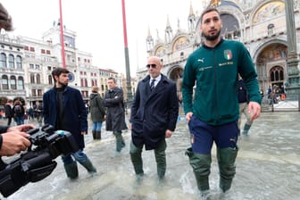 Gianluigi Donnarumma (r), Fußballtorwart von Italien: In Venedig wollte er die Betroffenen unterstützen.