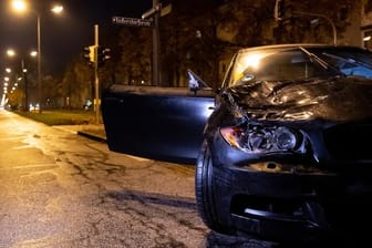 Der beschädigte Unfallwagen in München-Laim.