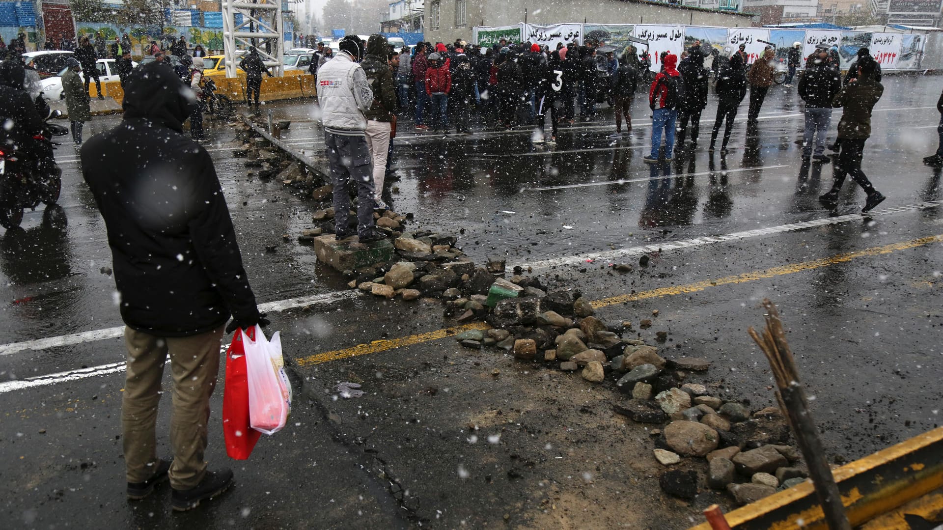 Eine Straße in Teheran wird von Demonstranten blockiert: Bei Protesten gegen die Rationierung und Verteuerung von Benzin sind im Zentral-Iran mehr als 40 Demonstranten verhaftet worden.