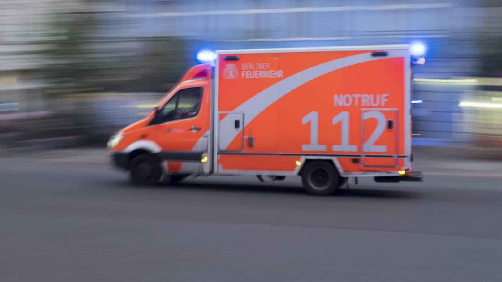 Rettungswagen im Einsatz (Symbolbild): Der junge Mann musste am Oberarm opieriert werden.