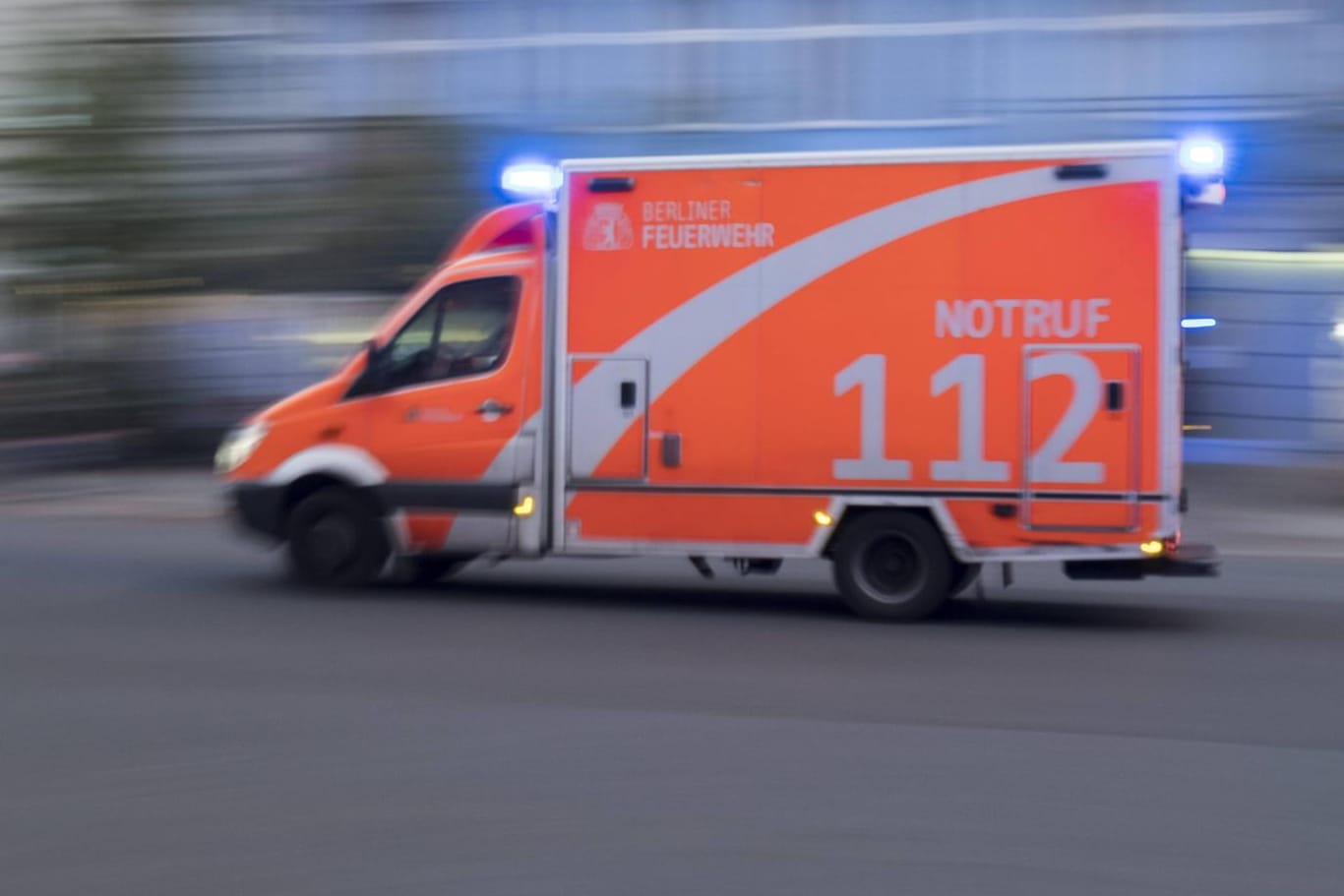 Rettungswagen im Einsatz (Symbolbild): Der junge Mann musste am Oberarm opieriert werden.