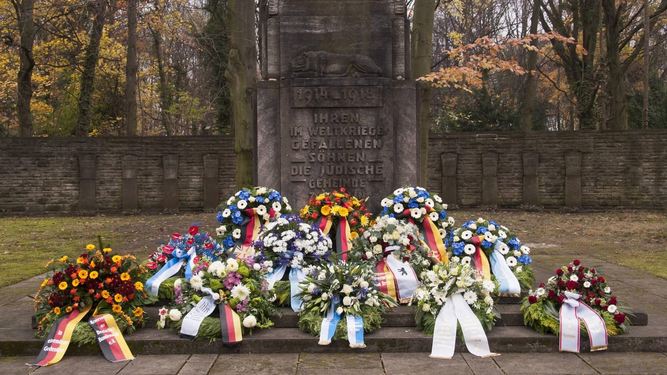 Gedenken zum Volkstrauertag auf dem Jüdischen Friedhof Berlin-Weißensee: In Mülheim an der Ruhr ist das Gedenken der SPD an die Opfer des Faschismus womöglich sabotiert worden. (Symbolfoto)