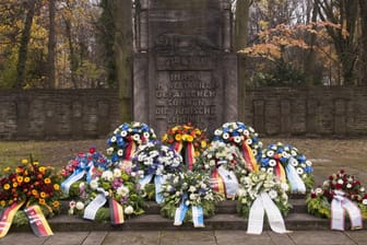 Gedenken zum Volkstrauertag auf dem Jüdischen Friedhof Berlin-Weißensee: In Mülheim an der Ruhr ist das Gedenken der SPD an die Opfer des Faschismus womöglich sabotiert worden. (Symbolfoto)