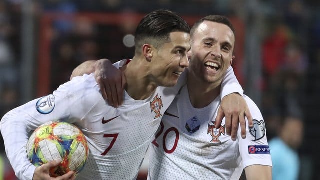 Cristiano Ronaldo (l) erzielte sein 99. Cristiano Ronaldo (l) erzielte sein 99.