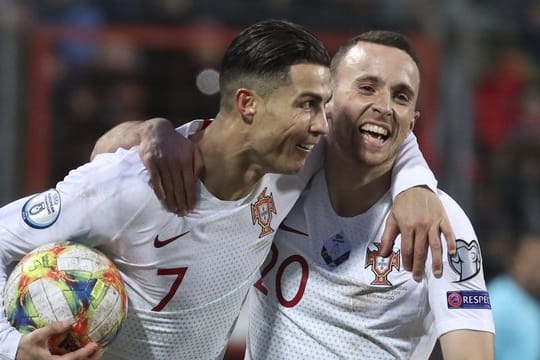 Cristiano Ronaldo (l) erzielte sein 99.